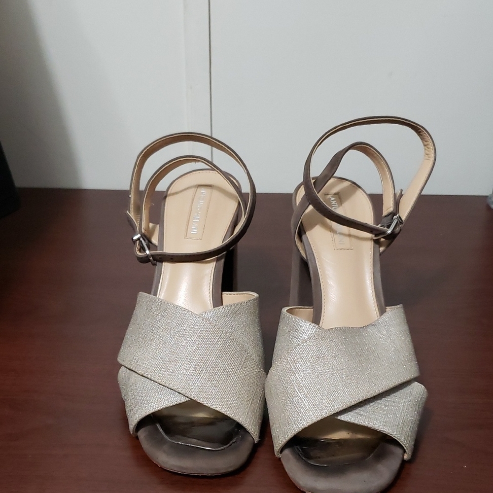 ANTONIO MELANI Silver Block Strappy Sandals With A Twisted Vamp